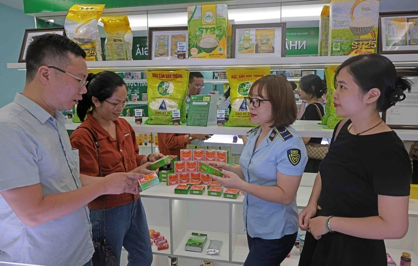Lực lượng quản lý thị trường hướng dẫn người dân nhận biết hàng thật, hàng giả. (Ảnh: Trần Việt/TTXVN) Lực lượng quản lý thị trường hướng dẫn người dân nhận biết hàng thật, hàng giả. (Ảnh: Trần Việt/TTXVN)