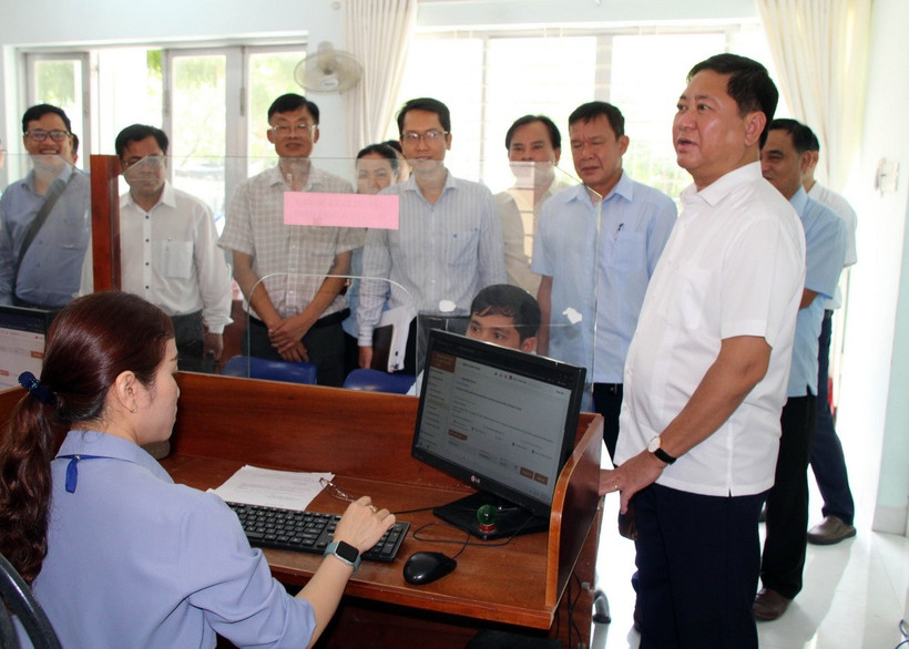 Ông Trần Quốc Nam (áo trắng), Chủ tịch Ủy ban Nhân dân tỉnh Ninh Thuận kiểm tra công tác chuẩn bị vận hành thử nghiệm của Trung tâm phục vụ hành chính công ở xã Ninh Phước. (Ảnh: Công Thử/TTXVN)