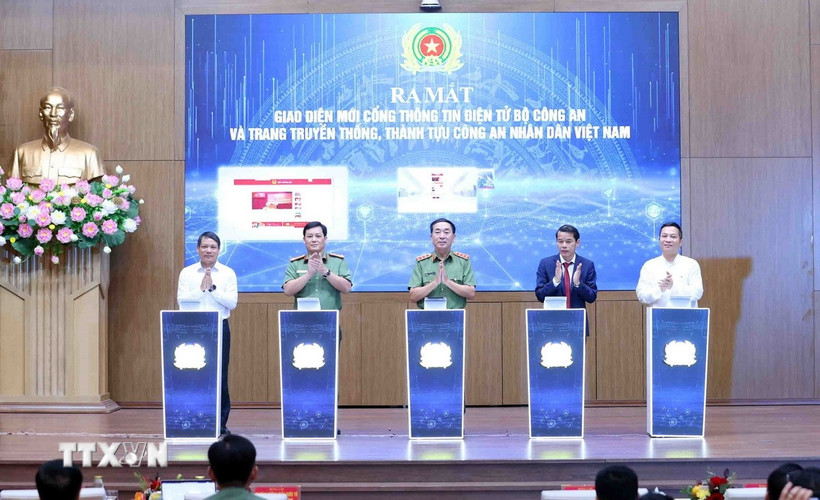 Các đại biểu thực hiện nghi thức ra mắt giao diện mới của Cổng Thông tin điện tử Bộ Công an và trang truyền thống, thành tựu Công an nhân dân Việt Nam. (Ảnh: Phạm Kiên/TTXVN)