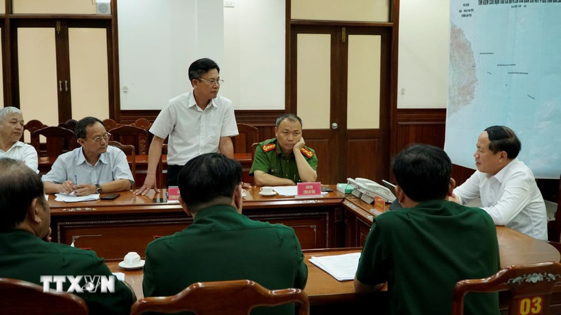 Các lực lượng thảo luận các phương án tìm kiếm tàu cá BĐ 97258 TS. (Ảnh: Đình Quân/TTXVN)