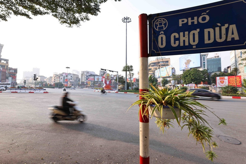 Ô Chợ Dừa (quận Đống Đa) - điểm giao cắt của 6 tuyến phố Xã Đàn, Khâm Thiên, Tôn Đức Thắng, Tây Sơn, Đê La Thành, Ô Chợ Dừa. (Ảnh: Minh Đức/TTXVN)
