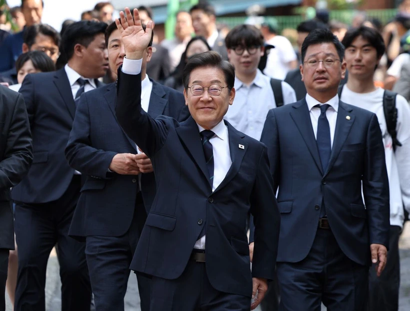 Ứng cử viên Tổng thống Hàn Quốc Lee Jae-myung của đảng Dân chủ sau khi bỏ phiếu sớm bầu Tổng thống tại điểm bầu cử ở Seoul ngày 29/5. (Ảnh: Yonhap/TTXVN)
