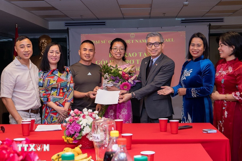 Trao các suất hỗ trợ tài chính cho nghiên cứu sinh sau đại học của Việt Nam đang theo học tại Israel. (Ảnh: Vũ Hội/TTXVN)