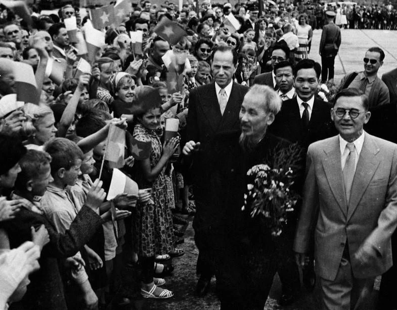 Lãnh đạo Đảng, Nhà nước Ba Lan cùng đông đảo người dân thủ đô Warsaw nồng nhiệt chào đón Chủ tịch Hồ Chí Minh thăm chính thức Ba Lan, ngày 21/7/1957. (Ảnh: TTXVN) Lãnh đạo Đảng, Nhà nước Ba Lan cùng đông đảo người dân thủ đô Warsaw nồng nhiệt chào đón Chủ tịch Hồ Chí Minh thăm chính thức Ba Lan, ngày 21/7/1957. (Ảnh: TTXVN)