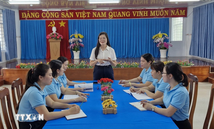 Cô Trần Thị Tương Giao, Hiệu trưởng Trường Mầm non Trúc Xanh chủ trì buổi họp chuyên môn với Ban giám hiệu và các Tổ bộ môn tại trường. (Ảnh: Huỳnh Sơn/TTXVN)