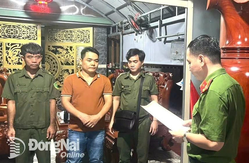 Cán bộ công an đọc lệnh khám xét nhà của Nguyễn Bá Thanh (ngụ phường Trảng Dài, thành phố Biên Hòa). (Nguồn: Công an tỉnh Đồng Nai)