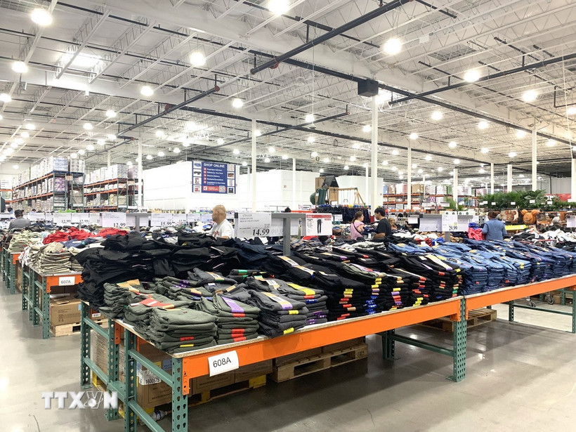 Khu bán hàng may mặc trong một cửa hàng của chuỗi bán lẻ Costco tại Arlington, tiểu bang Virginia (Mỹ). (Ảnh: Ngọc Quang/TTXVN)