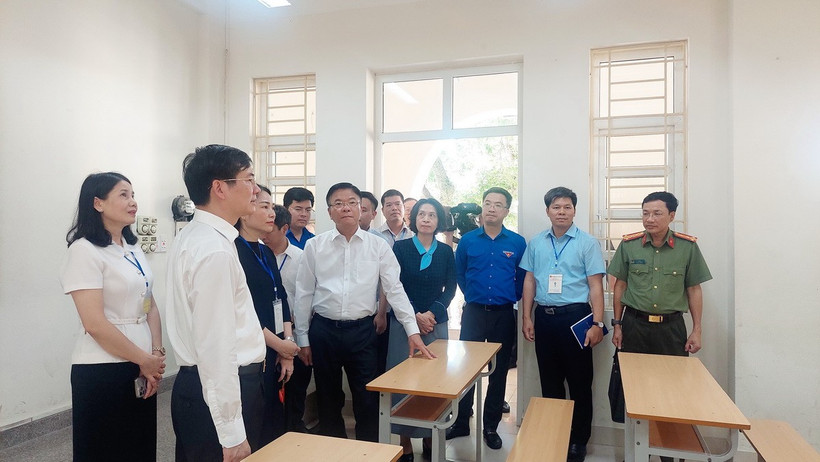 Phó Thủ tướng Chính phủ Lê Thành Long kiểm tra công tác chuẩn bị tại điểm thi Trung học Phổ thông Hòn Gai (thành phố Hạ Long). (Ảnh: Thanh Vân/TTXVN)