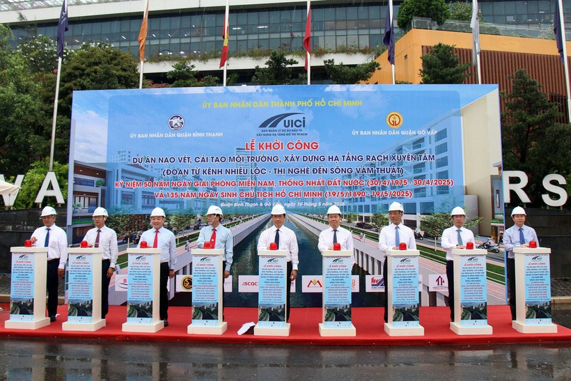 Các đại biểu thực hiện nghi thức khởi công dự án nạo vét, cải tạo rạch Xuyên Tâm. (Ảnh: Tiến Lực/TTXVN)