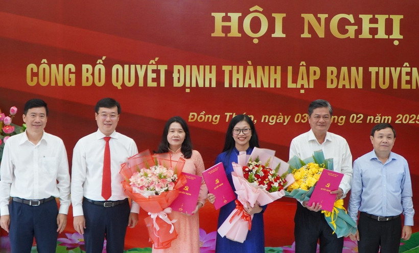 Lãnh đạo tỉnh Đồng Tháp trao quyết định và tặng hoa chúc mừng các lãnh đạo Ban Tuyên giáo và Dân vận Tỉnh ủy. (Ảnh: Nhựt An/TTXVN)