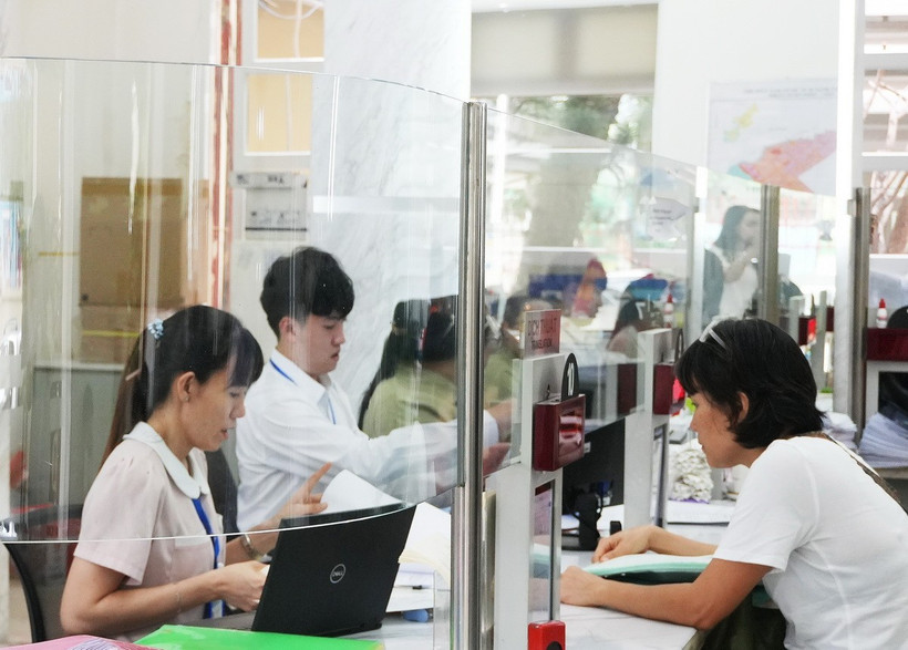 Cán bộ, công chức tại Trung tâm Hành chính công Quận 1 (phường Sài Gòn mới) khẩn trương xử lý hồ sơ. (Ảnh: Hữu Duyên/TTXVN)