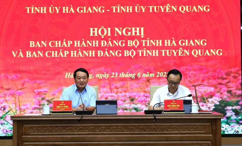 Ủy viên Trung ương Đảng, Bí thư Tỉnh ủy Hà Giang Hầu A Lềnh và Phó Bí thư Thường trực Tỉnh ủy, Chủ tịch Hội đồng Nhân dân tỉnh Hà Giang Thào Hồng Sơn chủ trì Hội nghị. (Ảnh: Minh Tâm/TTXVN)