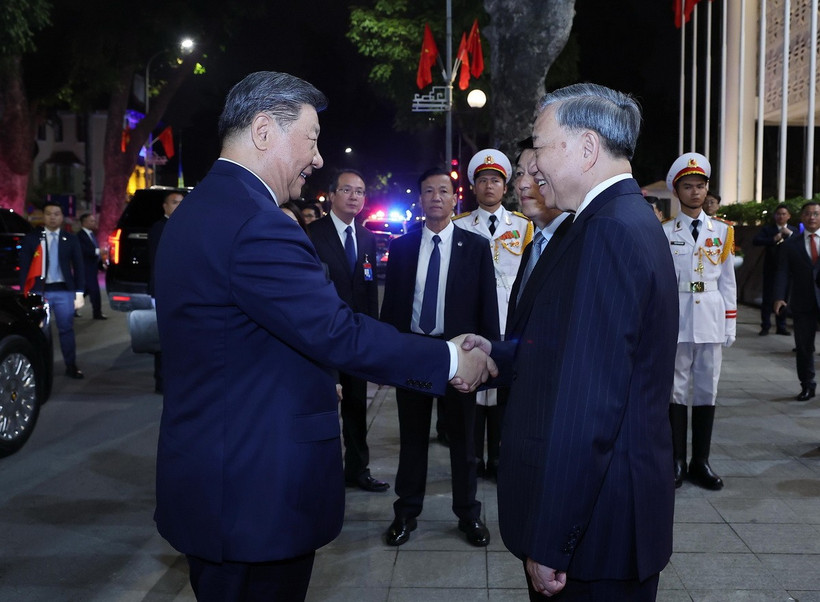 Tổng Bí thư Tô Lâm và Chủ tịch nước Lương Cường đón Tổng Bí thư, Chủ tịch nước Trung Quốc Tập Cận Bình đến dự chiêu đãi. (Ảnh: Lâm Khánh/TTXVN