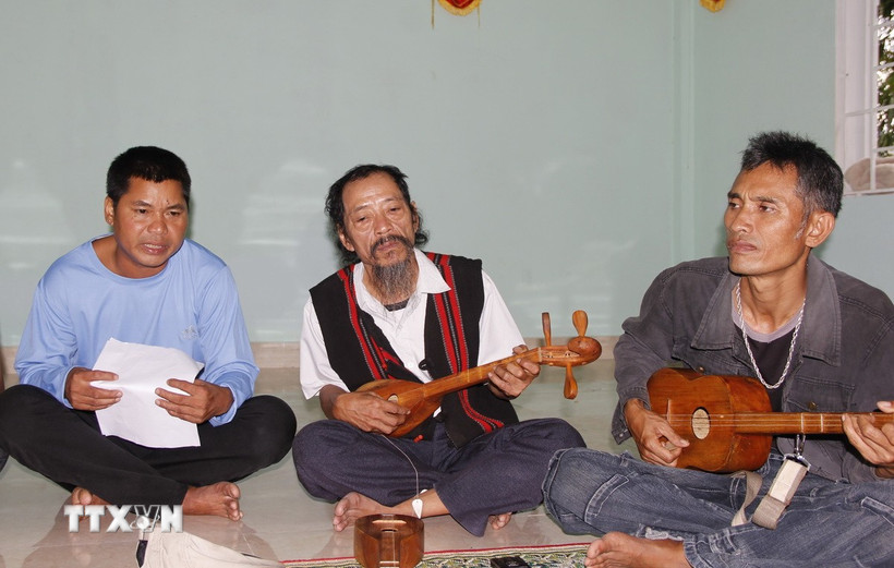 Nghệ nhân ưu tú Kray Sức, thôn A Liêng, xã Tà Rụt (ở giữa) đang truyền dạy các làn điệu dân ca Pa Cô cho các học viên trẻ. (Ảnh: TTXVN phát)