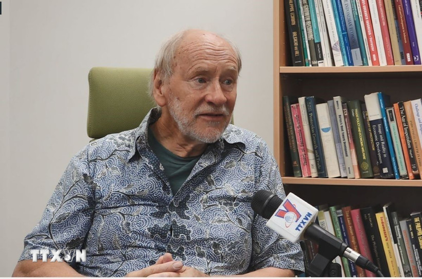 សាស្ត្រាចារ្យ Hal Hill នៃសាលា Crawford School of Public Policy, Australian National University (ANU) ក្នុងបទសម្ភាសន៍ជាមួយអ្នកយកព័ត៌មាន VNA នៅប្រទេសអូស្ត្រាលី។ (រូបថត៖ Thanh Tu/VNA)