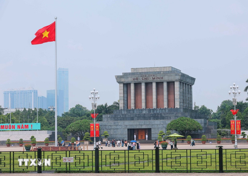 Lăng Chủ tịch Hồ Chí Minh rực rỡ cờ, băngrôn dịp Quốc khánh 2/9. (Ảnh: Hoàng Hiếu/TTXVN)