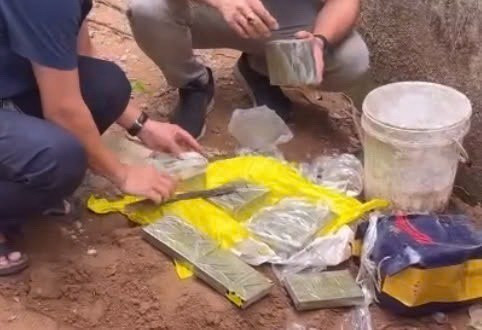 Công an Quảng Ninh đã thu giữ được 13 bánh heroin tại khu Bãi Hố Soi, xã Phượng Sơn, huyện Quốc Oai, thành phố Hà Nội. (Ảnh: Quốc Xã/TTXVN phát)