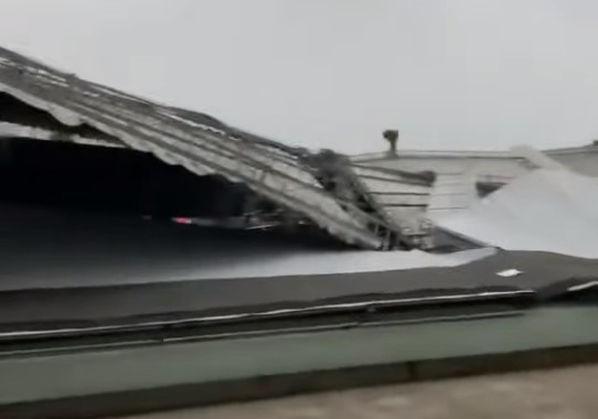 Phần mái che tại một sân Pickleball bị đổ sập do giông lốc.