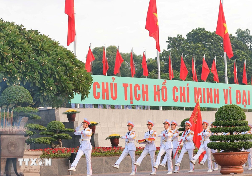 Đội tiêu binh hành tiến vào Quảng trường Ba Đình trên nền quân nhạc. (Ảnh: Hoàng Hiếu/TTXVN)