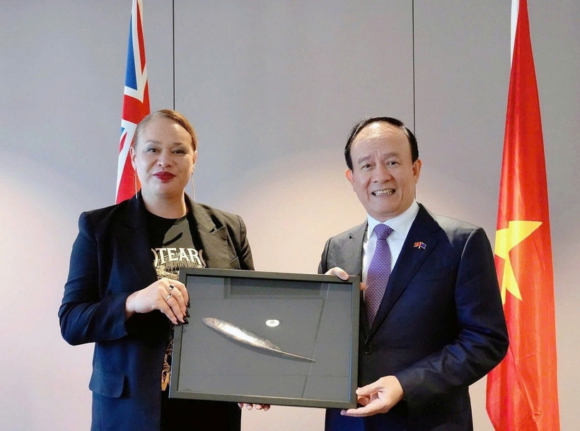 Phó Bí thư Thành ủy, Chủ tịch Hội đồng Nhân dân thành phố Hà Nội Nguyễn Ngọc Tuấn (trái) và Thị trưởng Thành phố Wellington Tory Whanau. (Ảnh: TTXVN phát)