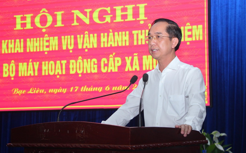 Trưởng Ban Tổ chức Tỉnh ủy Bạc Liêu Hồ Thanh Thủy triển khai các quyết định thành lập Ban trù bị chuẩn bị vận hành thử nghiệm các xã, phường mới. (Ảnh: Chanh Đa/TTXVN)