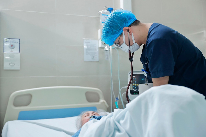 Bác sỹ khám cho bệnh nhân COVID-19. (Ảnh: Minh Quyết/TTXVN)