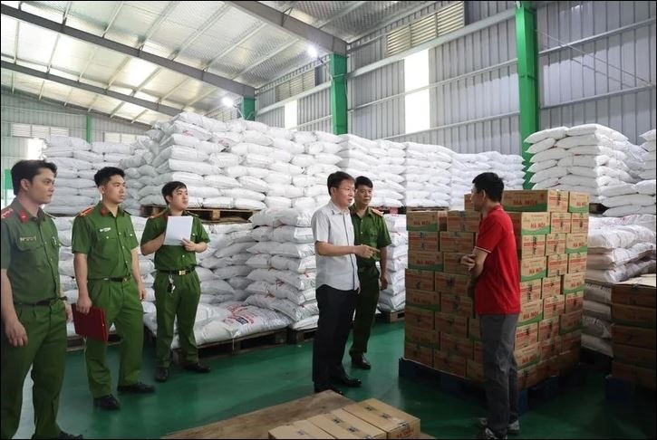 Đại tá Nguyễn Minh Tuấn, Giám đốc Công an tỉnh Phú Thọ, trực tiếp có mặt tại hiện trường để chỉ đạo Cơ quan cảnh sát điều tra khám xét khẩn cấp, thu thập chứng cứ. (Ảnh: Công an tỉnh Phú Thọ)