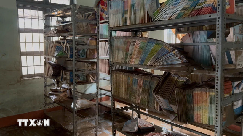 Phòng thư viện của một trường học ở Đắk Lắk bị ngập nước, sách vở hư hỏng hoàn toàn. (Ảnh: Nguyên Dung/TTXVN)