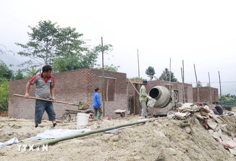 Xây dựng nhà dân ở xã Việt Hồng (Lào Cai). (Ảnh: Đinh Thùy/TTXVN)