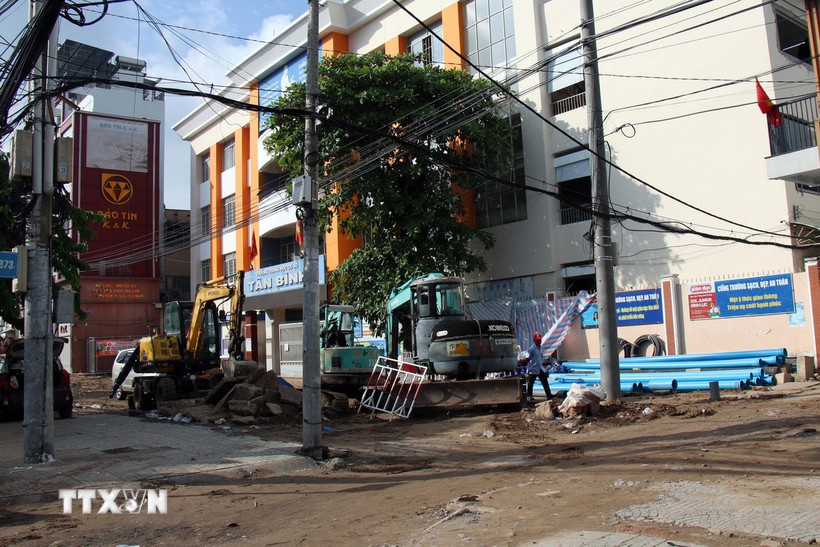 Công tác di dời hạ tầng kỹ thuật tuyến metro số 2. (Ảnh: Tiến Lực/TTXVN)