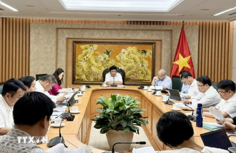 Phó Thủ tướng Nguyễn Chí Dũng họp với các bộ, ngành, địa phương về rà soát, thúc đẩy các dự án FDI của Hàn Quốc đang muốn đầu tư vào các lĩnh vực chiến lược tại Việt Nam. (Ảnh: TTXVN phát)