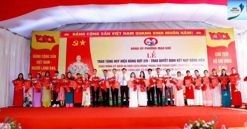 Bí thư Đảng ủy phường Mạo Khê trao quyết định kết nạp đảng viên cho 45 quần chúng ưu tú, tháng 8/2025. (Nguồn: DDCI Mạo Khê)