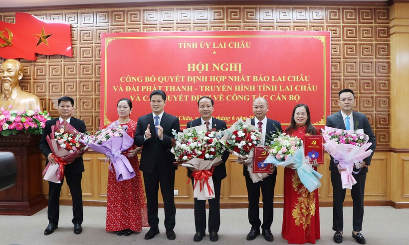 Ban lãnh đạo Báo Lai Châu sau khi hợp nhất. (Ảnh: Nguyễn Oanh/TTXVN)