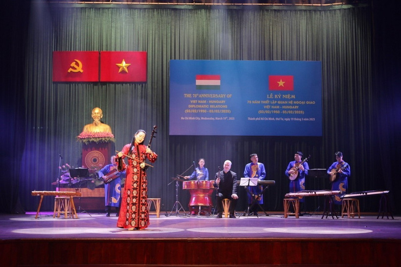 Tiết mục văn nghệ Kỷ niệm 75 năm thiết lập quan hệ ngoại giao Việt Nam-Hungary (3/2/1950-3/2/2025). (Ảnh: Thanh Vũ/TTXVN)