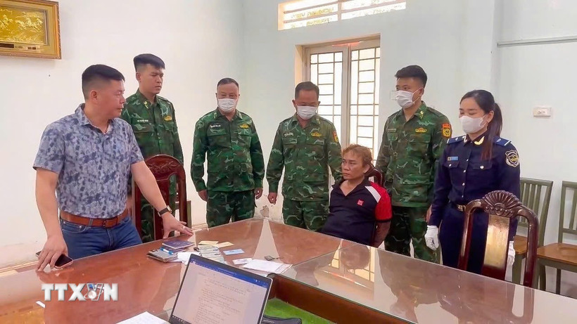 Tây Ninh: Bắt nhanh đối tượng cố ý lái ôtô đâm người thân trong gia đình Đối tượng Nguyễn Tấn Thành bị lực lượng chức năng bắt giữ. (Ảnh: TTXVN phát)