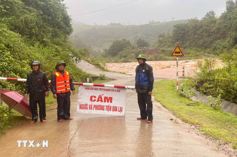 Nhiều tuyến đường liên xã của huyện Đakrông đã bị ngập sâu, giao thông bị cắt đứt, chia cắt nhiều khu dân cư. (Ảnh: TTXVN phát)