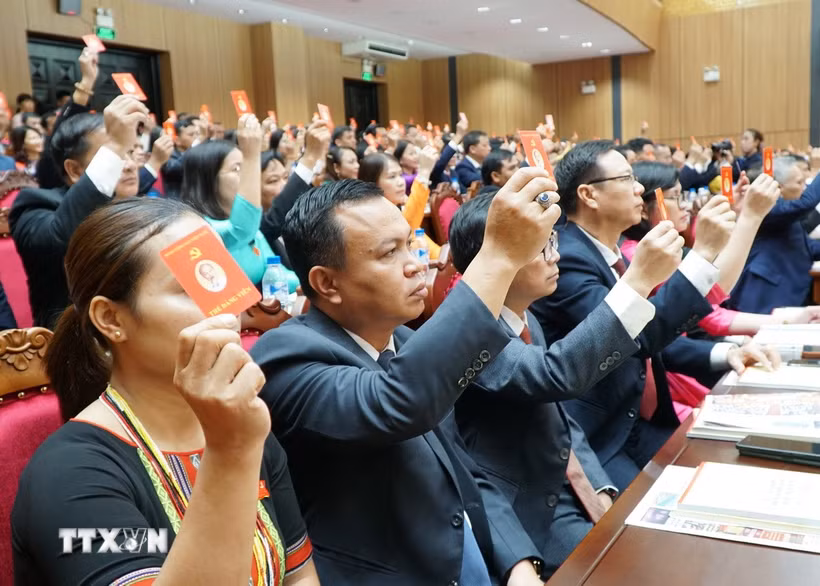 Các đại biểu tham gia biểu quyết tại Đại hội. (Ảnh: Quốc Dũng/TTXVN)