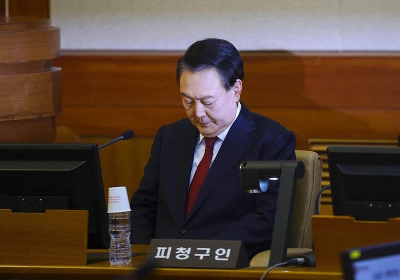 Tổng thống Hàn Quốc Yoon Suk Yeol trình diện tại phiên luận tội ông ở Tòa Hiến pháp tại Seoul, ngày 21/1/2025. (Ảnh: Kyodo/TTXVN)