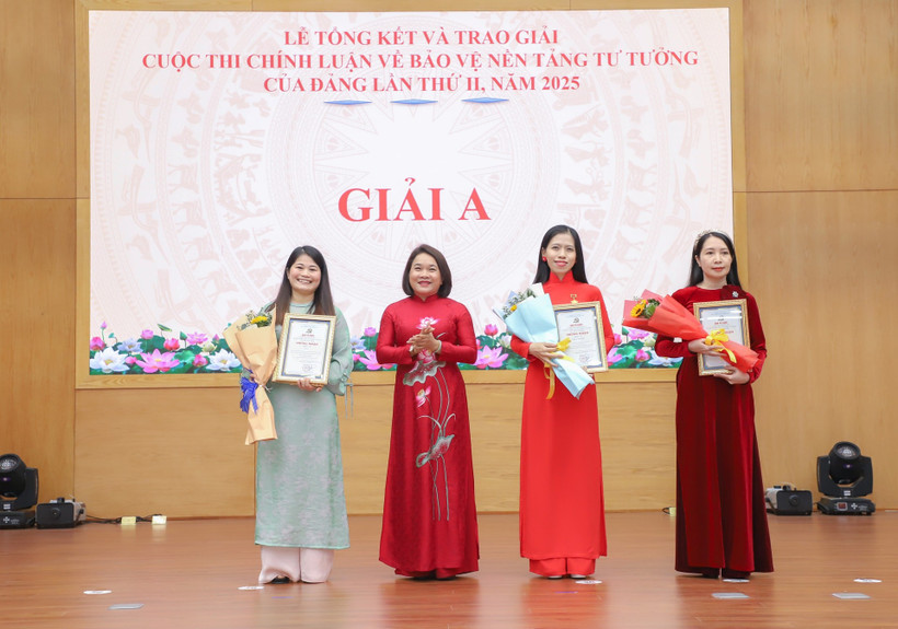 Trưởng Ban Tuyên giáo và Dân vận Thành ủy Huỳnh Thị Thùy Dung (thứ 2, trái sang) trao Giải A cho các tác giả. (Nguồn: Báo Đà Nẵng)