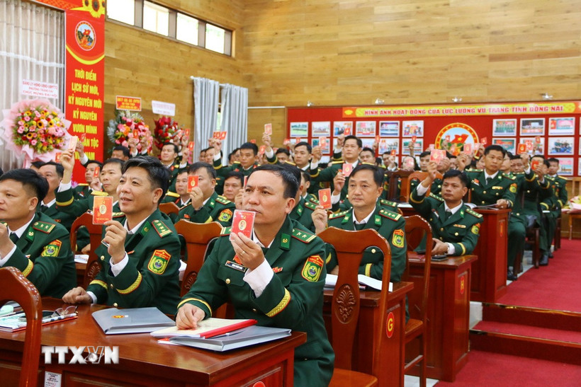 Các đại biểu biểu quyết các nội dung chương trình làm việc của Đại hội. (Ảnh: Lê Xuân/TTXVN)