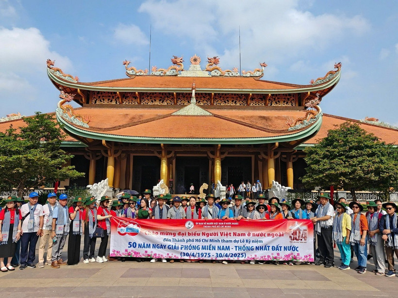 Chủ nhiệm Ủy ban Nhà nước về người Việt Nam ở nước ngoài Nguyễn Trung Kiên cùng các kiều bào dâng hương tưởng niệm các anh hùng liệt sỹ tại Đền Bến Dược. (Ảnh: TTXVN phát)