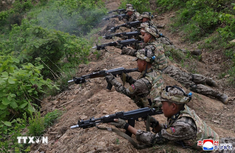Binh sỹ Triều Tiên tham gia cuộc tập trận tác chiến đặc biệt tại trại huấn luyện thuộc Quân đoàn Phòng vệ Thủ đô ngày 13/5/2025. (Ảnh: Yonhap/TTXVN)