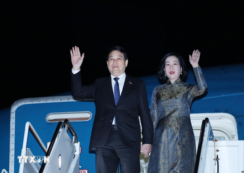 Chủ tịch nước Lương Cường và Phu nhân tới Sân bay quốc tế J.F Kennedy, thành phố New York, Hoa Kỳ. (Ảnh: Lâm Khánh/TTXVN)