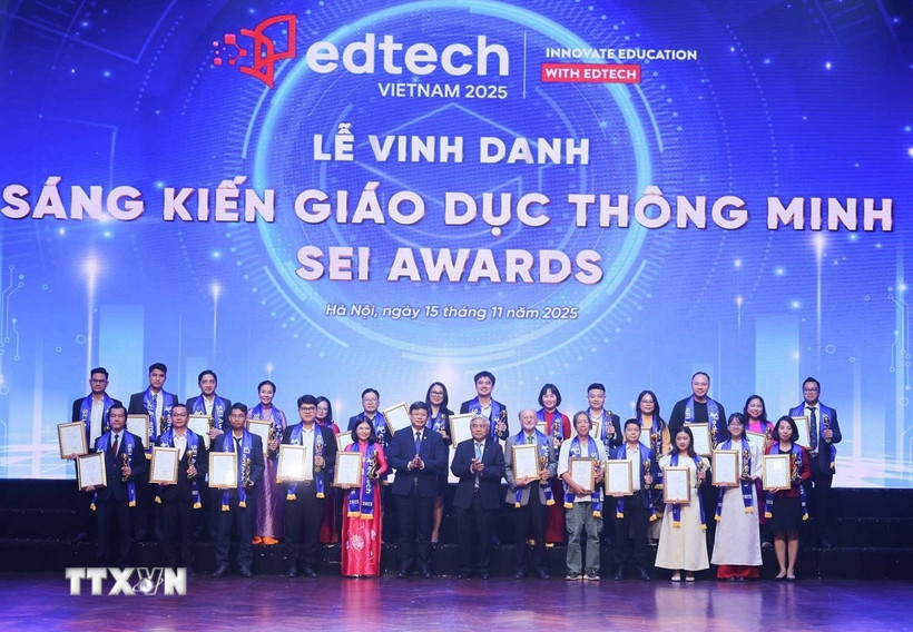 Các đơn vị, tổ chức nhận giải hạng mục "Sáng tạo giáo dục của năm/Nhà lãnh đạo giáo dục đổi mới sáng tạo." (Ảnh: Hoàng Hiếu/TTXVN)