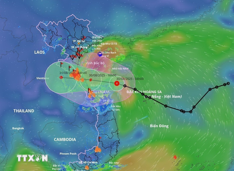Hướng di chuyển của bão số 6 lúc 7 giờ ngày 30/8 từ hệ thống giám sát thiên tại Việt Nam. (Ảnh: TTXVN phát)