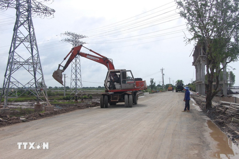 Đơn vị thi công dự án kè chống sạt lở trên địa bàn phường Hiệp Thành, tỉnh Cà Mau. (Ảnh: Chanh Đa/TTXVN)
