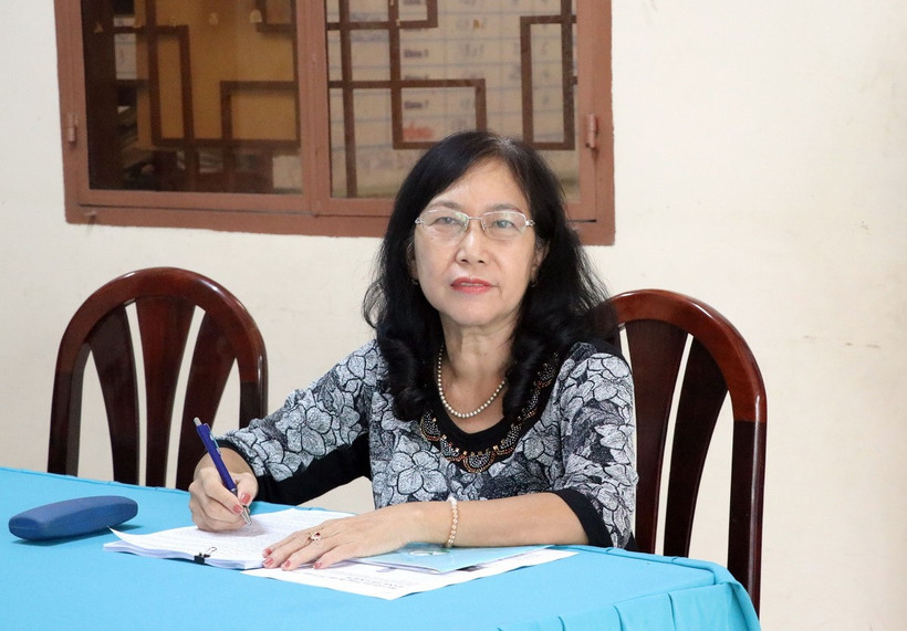 Bà Hồ Huỳnh Tuyết Huệ, Chủ nhiệm Hội đồng tư vấn văn hóa, xã hội của Ủy ban Mặt trận Tổ quốc Việt Nam tỉnh Vĩnh Long trao đổi về bài viết “Thực hành tiết kiệm” của Tổng Bí thư Tô Lâm. (Ảnh: Phạm Minh Tuấn/TTXVN)