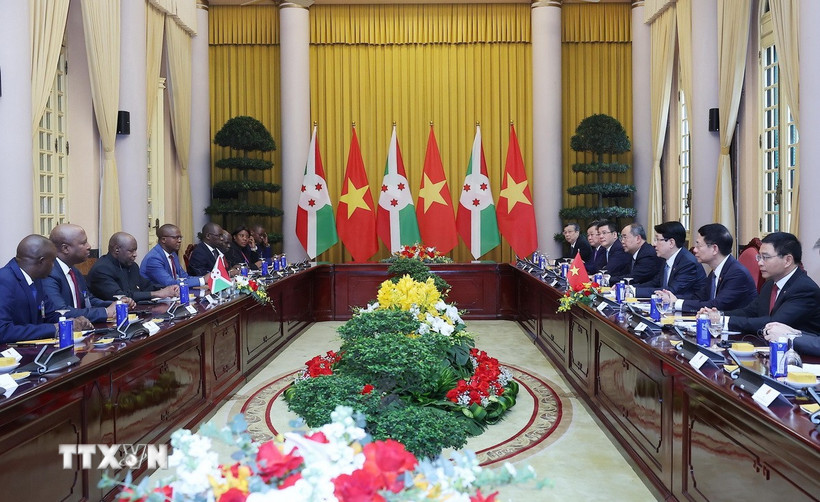 Chủ tịch nước Lương Cường và Tổng thống Burundi Évariste Ndayishimiye hội đàm. (Ảnh: Lâm Khánh/TTXVN)