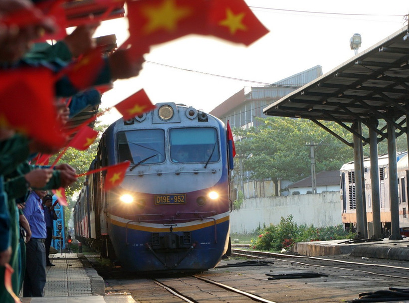 Đoàn tàu chở các lực lượng tham gia diễu binh, diễu hành trở về trong rực rỡ cờ hoa. (Ảnh: Quốc Dũng/TTXVN)