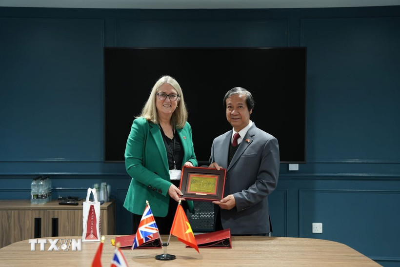 Bộ trưởng Nguyễn Kim Sơn và Thứ trưởng Jacqui Smith trao quà lưu niệm. (Ảnh: TTXVN phát)